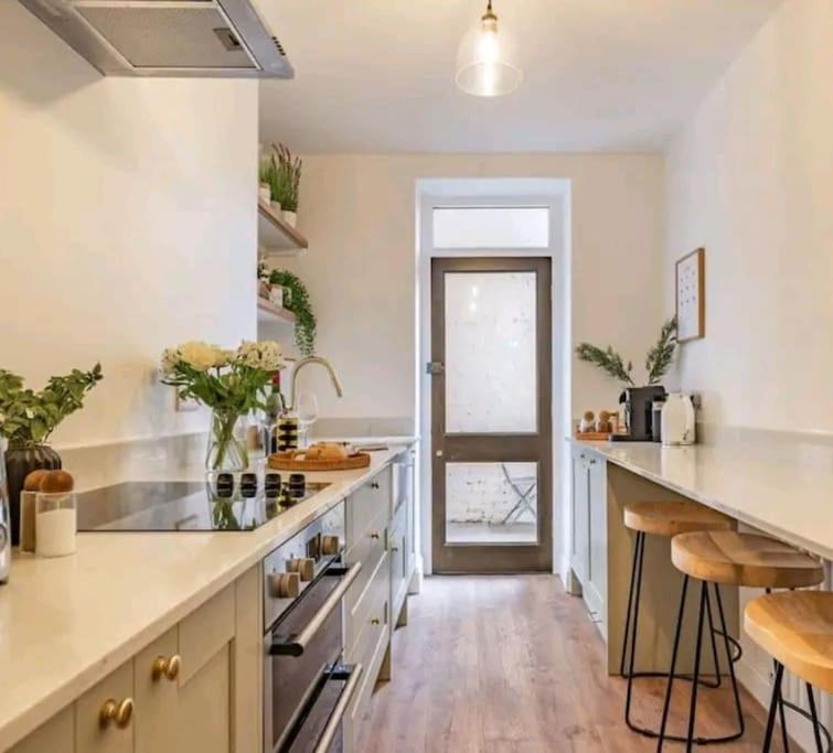St Marg'S Hideaway; Grade II Listed Luxury Apartment In The Heart Of Cheltenham - Gateway To The Cotswolds! Sleeps 4 - Outdoor Seating And Free Private Parking! Exterior foto
