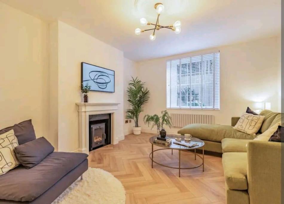St Marg'S Hideaway; Grade II Listed Luxury Apartment In The Heart Of Cheltenham - Gateway To The Cotswolds! Sleeps 4 - Outdoor Seating And Free Private Parking! Exterior foto